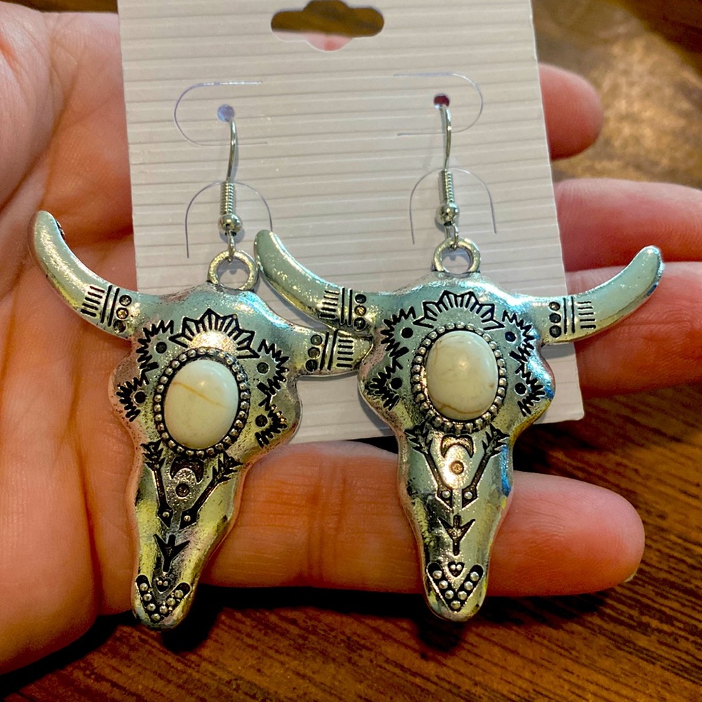 🆕 Beautiful Bullhead Western Style Howlite Cow Skull Anitiqued Earrings